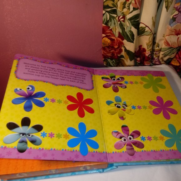 TROLLS ACTIVITY STORIES COLORFUL BOOK WITH 10 TOYS AND STORYBOOK - Picture 7 of 13